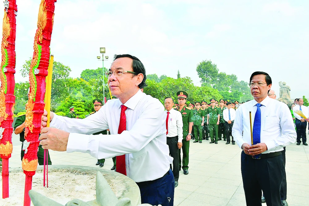 Bí thư Thành ủy TPHCM dâng hương tại Nghĩa trang Liệt sĩ thành phố. Ảnh: VIỆT DŨNG