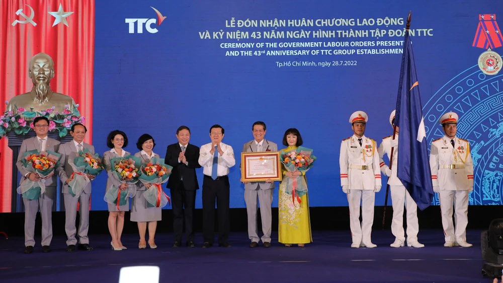 Lãnh đạo và tập đoàn TTC nhận Huân chương Lao động 