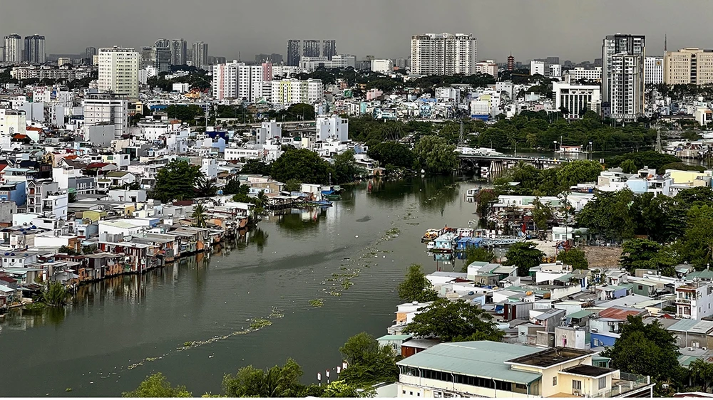 Rác trên rạch Ông Lớn (quận 7 và quận 8, TPHCM) sẽ trôi ra các sông lớn, làm ô nhiễm môi trường nước. Ảnh: HOÀNG HÙNG