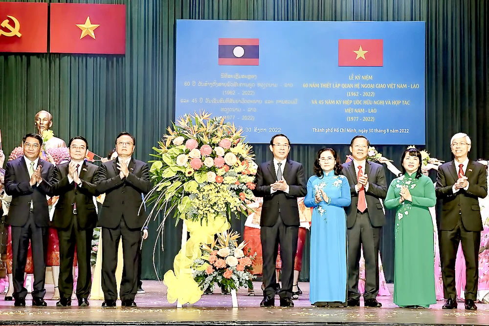 Các đồng chí lãnh đạo TPHCM, thủ đô Vientiane, tỉnh Champasak, tỉnh Savannakhet tại lễ kỷ niệm. Ảnh VIỆT DŨNG