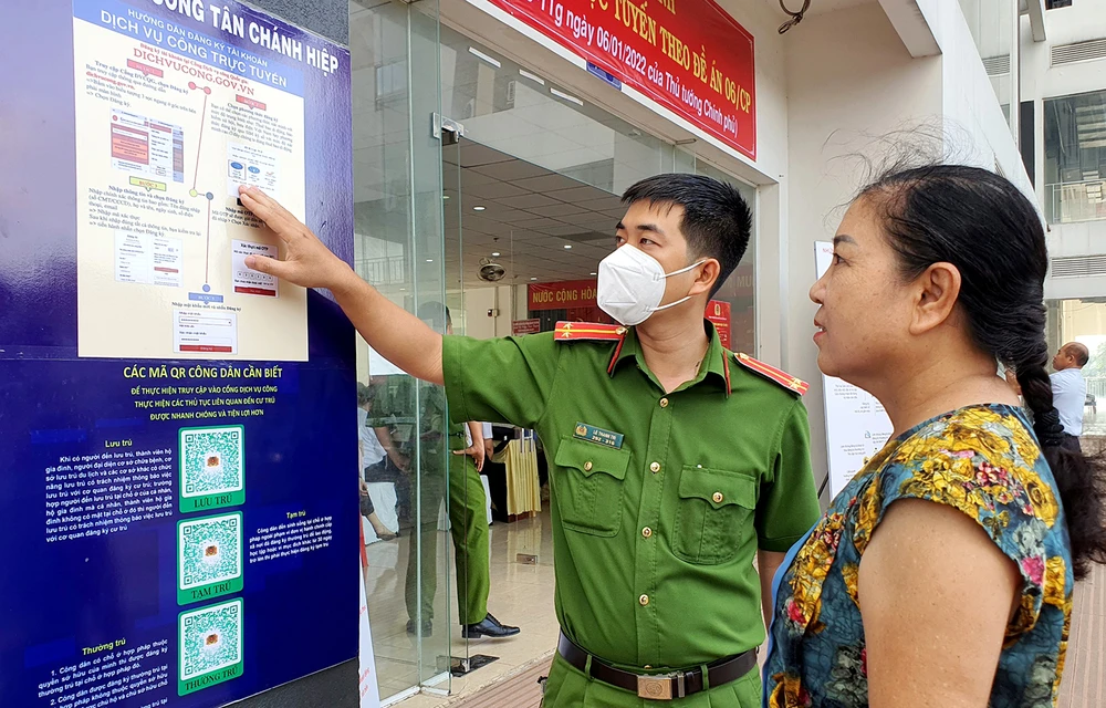 Công an TPHCM hỗ trợ người dân đăng ký tài khoản dịch vụ công trực tuyến, tài khoản định danh điện tử