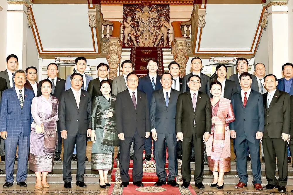 Chủ tịch UBND TPHCM Phan Văn Mãi tiếp đoàn đại biểu cấp cao các địa phương Lào. Ảnh: VIỆT DŨNG