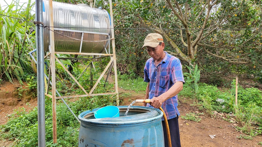 Hộ anh Vy Văn Tuyến sử dụng nước sạch của Công trình cấp nước sinh hoạt tập trung tại thôn Ia Muung