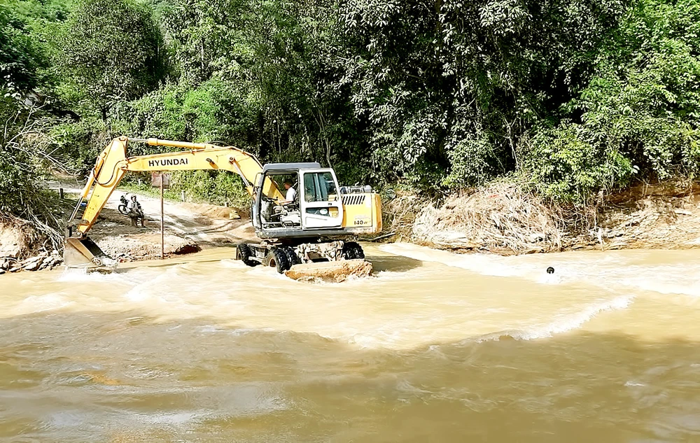 Khắc phục một điểm sạt lở để thông đường vào các bản bị cô lập ở huyện Kỳ Sơn