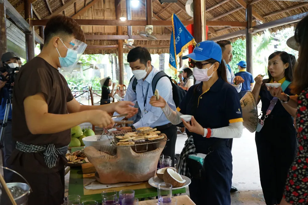 Khách du lịch trải nghiệm các sản phẩm du lịch tại xứ dừa Bến Tre. Ảnh: THANH ĐỒNG