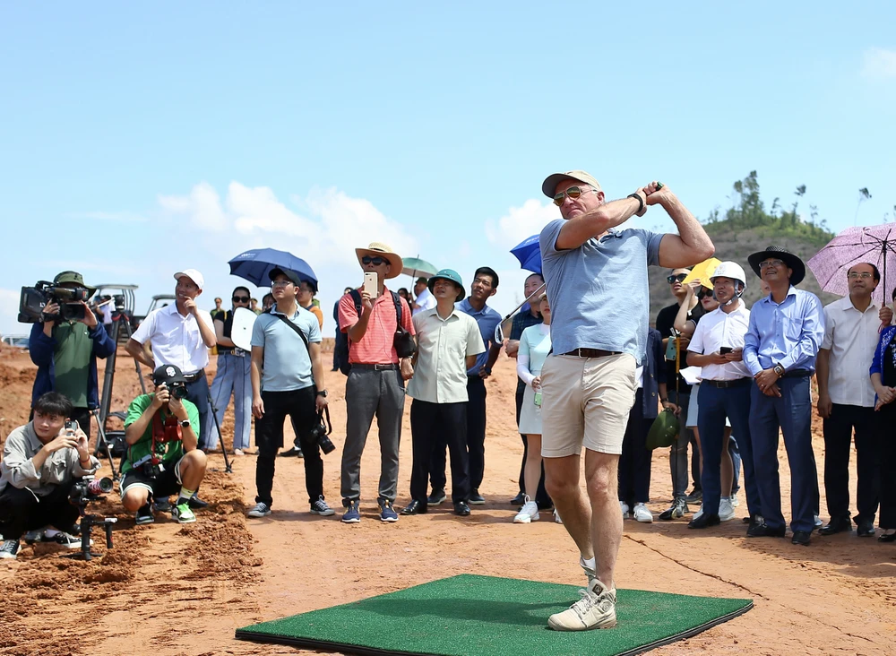 Huyền thoại Greg Norman thực hiện cú swing đầu tiên tại sân golf Văn Lang Empire