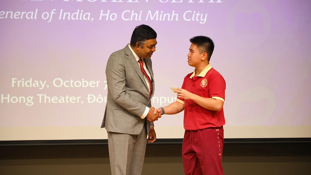 Tổng Lãnh sự Ấn Độ tại TPHCM: Sinh viên phải học thật nhiều và hãy thực hiện tham vọng của chính mình ảnh 2 Tổng Lãnh sự Ấn Độ tại TPHCM: Sinh viên phải học thật nhiều và hãy thực hiện tham vọng của chính mình ảnh 2