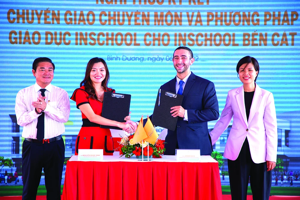 Bà Nguyễn Ngọc Ánh - Phó Chủ tịch HĐQT Kim Oanh Group, Giám đốc Trường liên cấp INschool Bến Cát và ông Adam Seex - Giám đốc Đào tạo Interlink Education thực hiện Nghi thức ký kết chuyển giao chuyên môn và phương pháp giáo dục INschool