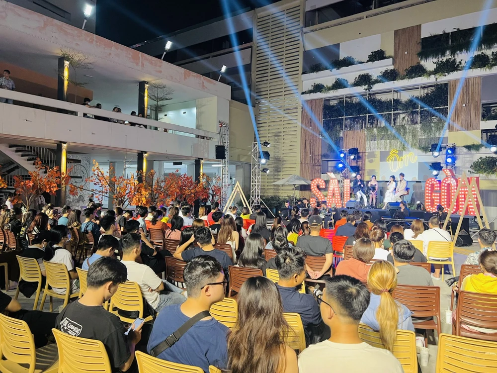 Đêm nhạc đầu tiên của Ôm Sài Gòn