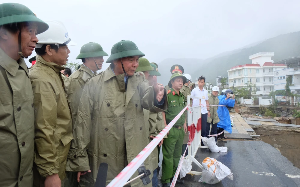 Chủ tịch nước Nguyễn Xuân Phúc kiểm tra thực địa công tác khắc phục mưa lũ tại TP Đà Nẵng. Ảnh: QUỐC HÙNG