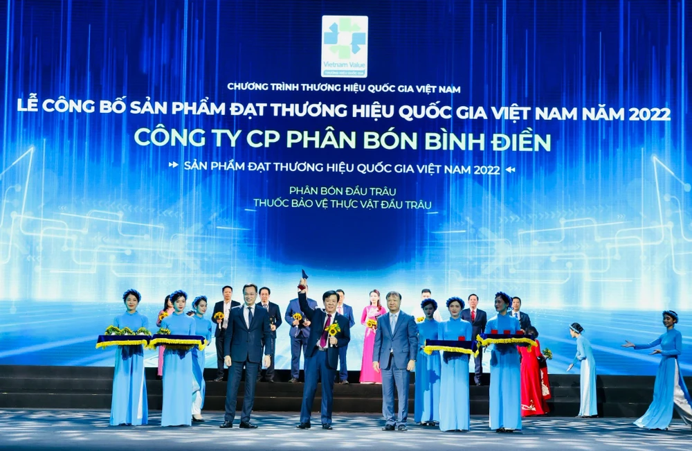 Ông Ngô Văn Đông, Tổng Giám đốc Công ty Cổ phần Phân bón Bình Điền, nhận giải thưởng