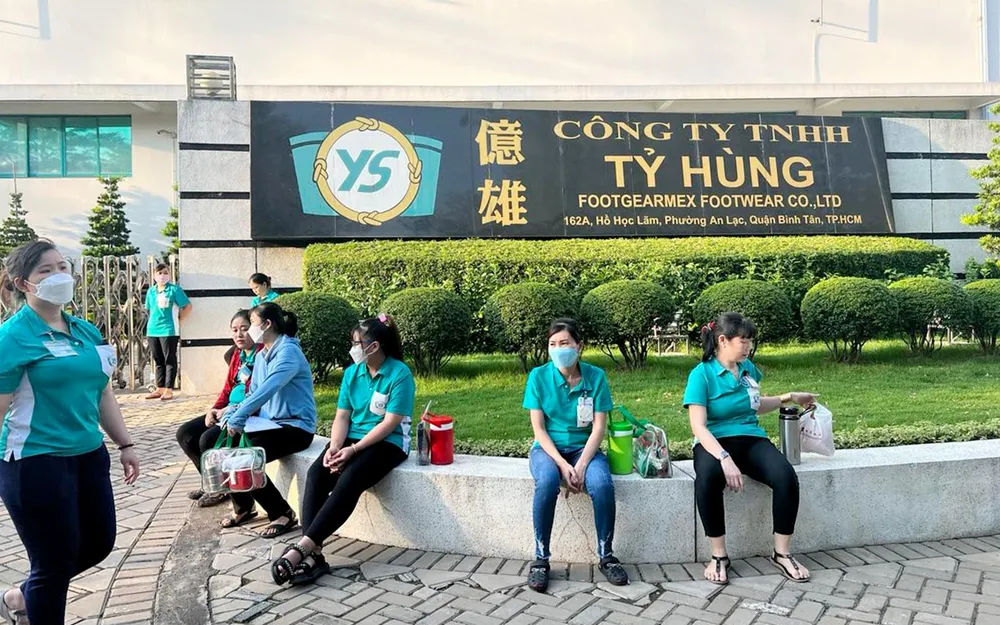 Công nhân Công ty TNHH Tỷ Hùng lo lắng khi bị chấm dứt hợp đồng lao động. Ảnh: NGÔ BÌNH