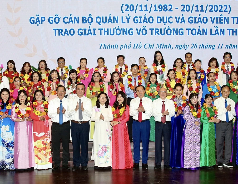 Bí thư Thành ủy TPHCM Nguyễn Văn Nên cùng các đồng chí lãnh đạo TPHCM, Bộ GD-ĐT với các nhà giáo tiêu biểu được tuyên dương Ảnh: HOÀNG HÙNG