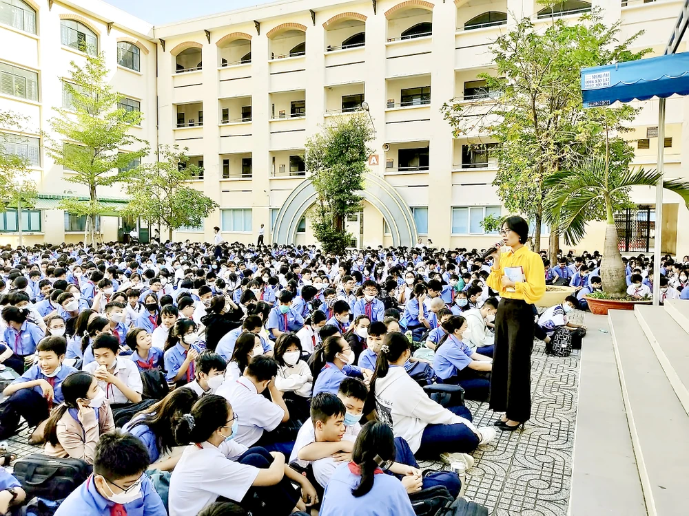 Nhà văn Phương Huyền truyền cảm hứng đọc sách đến các em nhỏ tại Ngày hội đọc sách ở quận 6 (TPHCM)