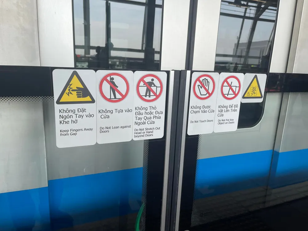 Các lưu ý về an toàn cho hành khách được dán ngay cửa lên xuống tàu. Ảnh: THANH HẢI Các lưu ý về an toàn cho hành khách được dán ngay cửa lên xuống tàu. Ảnh: THANH HẢI