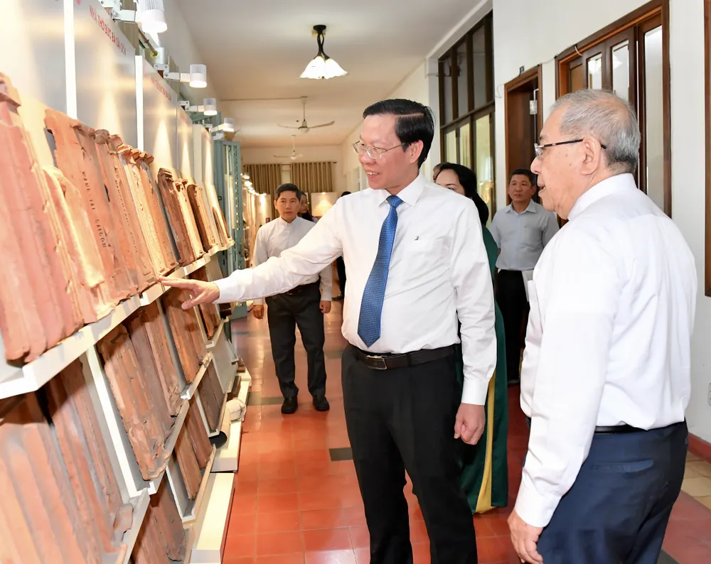 Chủ tịch UBND TPHCM Phan Văn Mãi thăm, trò chuyện cùng Linh mục Hồ Văn Xuân. Ảnh: VIỆT DŨNG