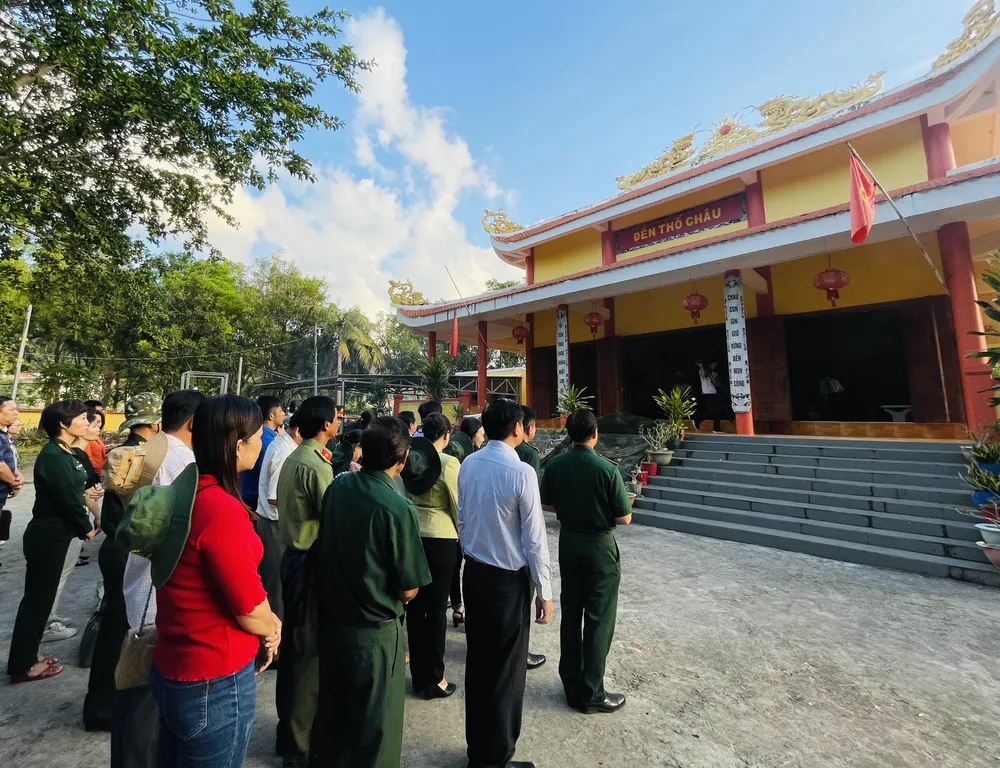 Đoàn công tác phía Nam viếng Đền thờ Thổ Chu