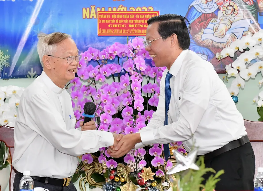 Chủ tịch UBND TPHCM Phan Văn Mãi chúc mừng Linh mục Phan Khắc Từ. Ảnh: VIỆT DŨNG