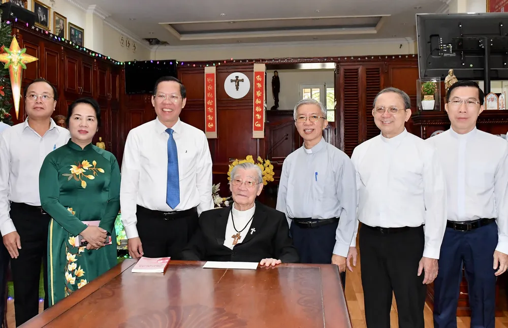 Đoàn đại biểu TPHCM thăm và chúc mừng Hồng y Phạm Minh Mẫn. Ảnh: VIỆT DŨNG