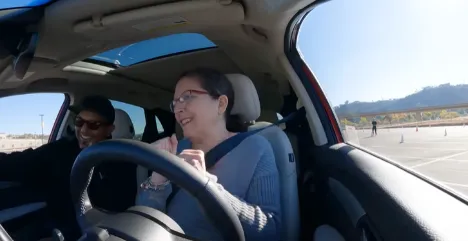 Ảnh cắt từ video: Khách hàng Mỹ thích thú trải nghiệm khả năng vận hành vượt trội của xe VF 8 tại sự kiện lái thử Ride &amp; Drive của VinFast