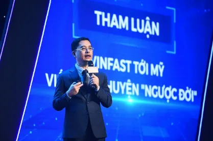Ông Hoàng Chí Trung - Tổng Giám đốc VinFast Trading Việt Nam trình bày tham luận về hành trình chinh phục thị trường quốc tế của ngành ô tô Việt Nam