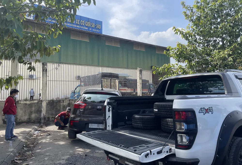 Thuê dịch vụ thay vỏ xe với giá 2 triệu đồng để đủ điều kiện đăng kiểm