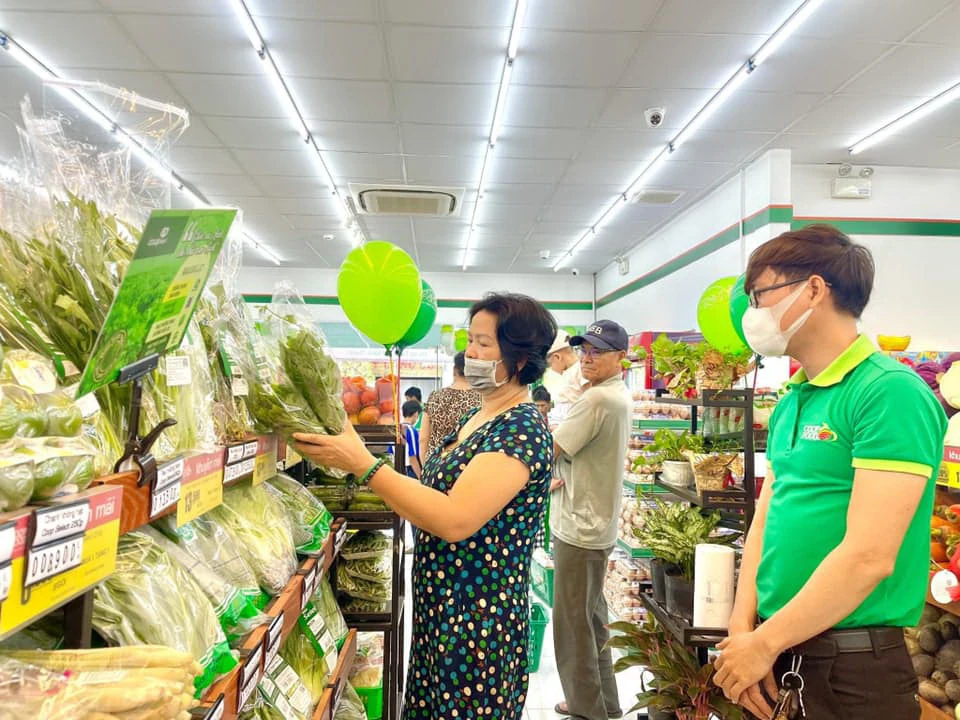 Khách hàng mua sắm tại Co.op Food