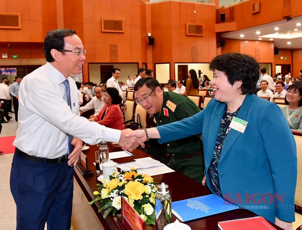 Bí thư Thành ủy TPHCM Nguyễn Văn Nên trao đổi với các đại biểu. Ảnh: VIỆT DŨNG