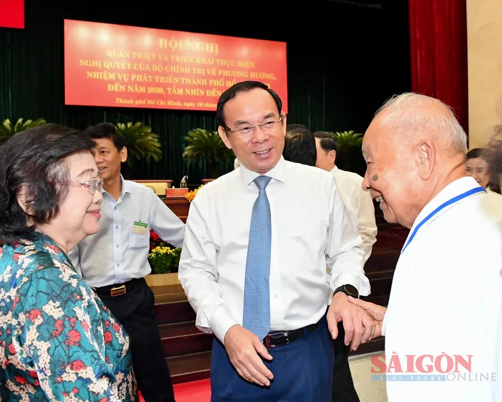 Bí thư Thành ủy TPHCM trao đổi với các đại biểu. Ảnh: VIỆT DŨNG Bí thư Thành ủy TPHCM trao đổi với các đại biểu. Ảnh: VIỆT DŨNG