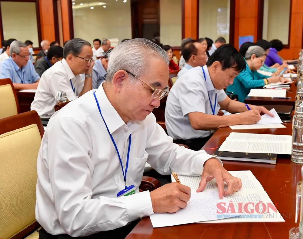 Các đại biểu dự hội nghị tập trung ghi chép các ý kiến đóng góp, trao đổi. Ảnh: VIỆT DŨNG Các đại biểu dự hội nghị tập trung ghi chép các ý kiến đóng góp, trao đổi. Ảnh: VIỆT DŨNG