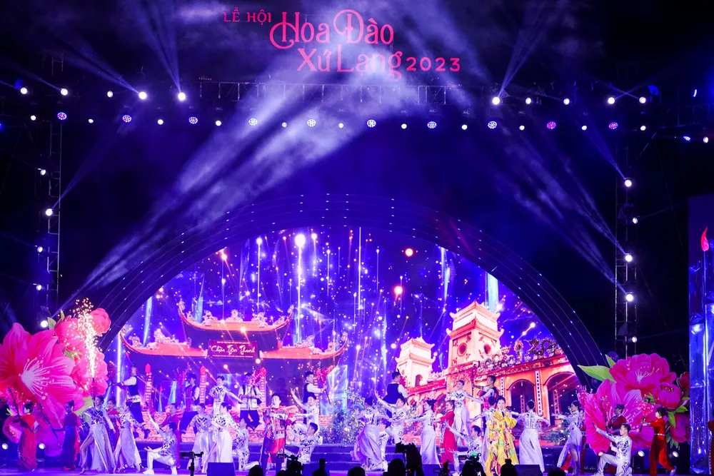 Nhiều ca sĩ, nghệ sĩ góp mặt cùng những ca khúc mang hơi thở của mùa xuân, trong đó ca khúc Chuyện Tình Đào Mẫu Sơn được sáng tác riêng cho Lễ Hội Hoa Đào nói riêng và hoa Đào Lạng Sơn nói chung