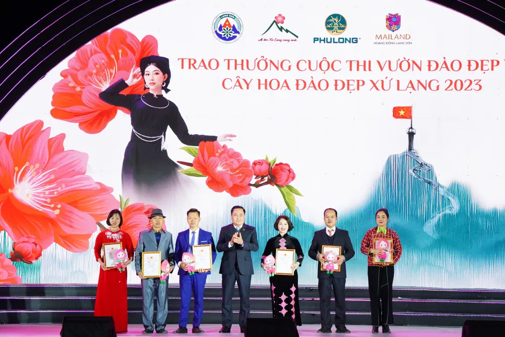 Bên cạnh những hoạt động trải nghiệm của du khách, ban tổ chức còn chấm điểm và trao giải cho cuộc thi “Vườn Đào đẹp và cây Đào đẹp Xứ Lạng - Xuân Quý Mão 2023”. Thông qua cuộc thi này, Lạng Sơn cũng mong muốn truyền tải được tới du khách trong và ngoài nước về những cây đào, vườn đào quý mà hiếm khi mới có dịp mục sở thị