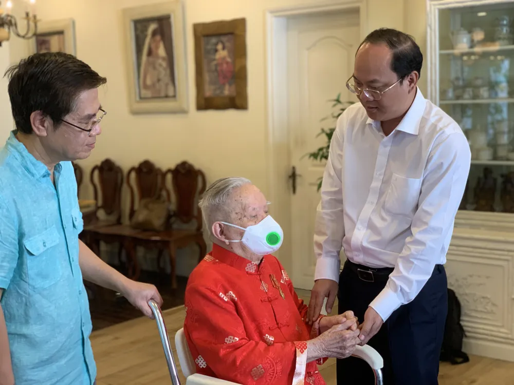 Đồng chí Nguyễn Hồ Hải thăm hỏi sức khỏe, chúc tết đồng chí Thái Bá Lượng