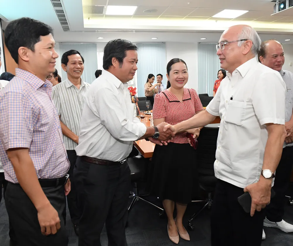 Đồng chí Trưởng Ban Tuyên giáo Thành ủy TPHCM chúc mừng, động viên tập thể người làm báo Báo SGGP nhân dịp đầu năm mới. Ảnh: VIỆT DŨNG