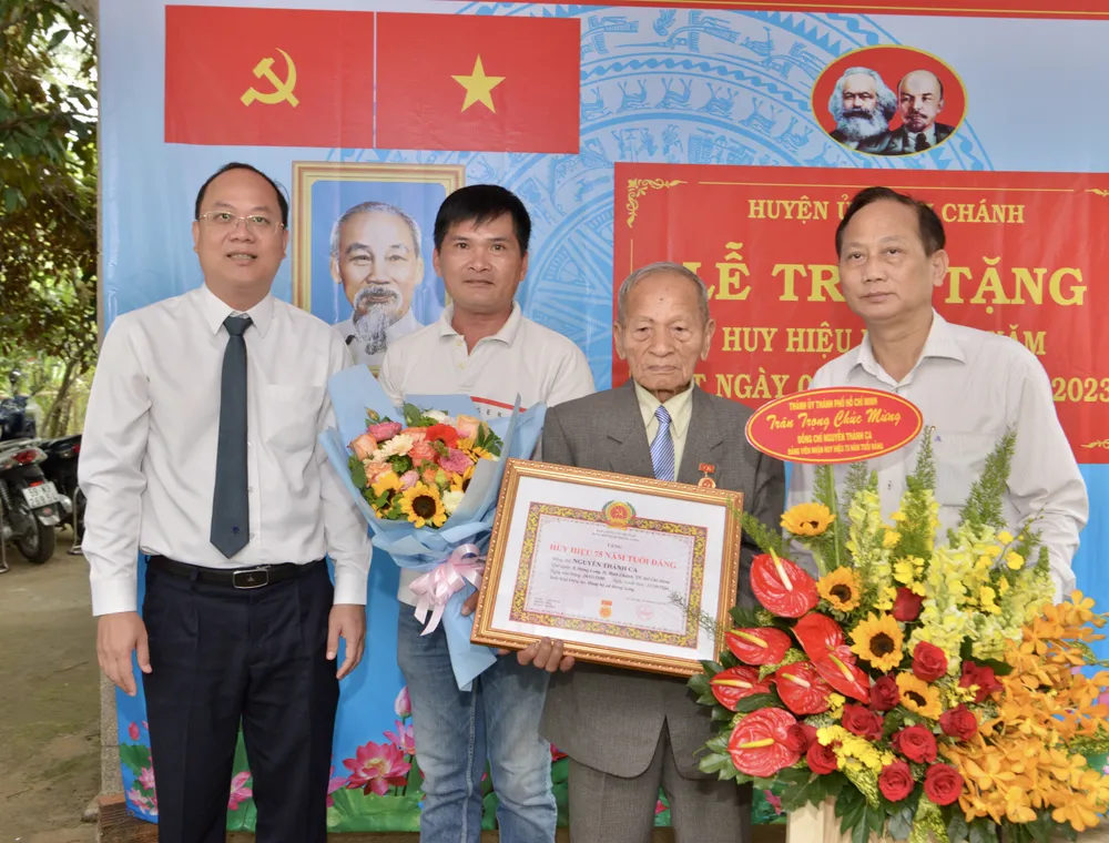 Phó Bí thư Thành ủy TPHCM Nguyễn Hồ Hải trao Huy hiệu 60 năm tuổi Đảng cho đảng viên Lê Văn Hoàng. Ảnh: CAO THĂNG
