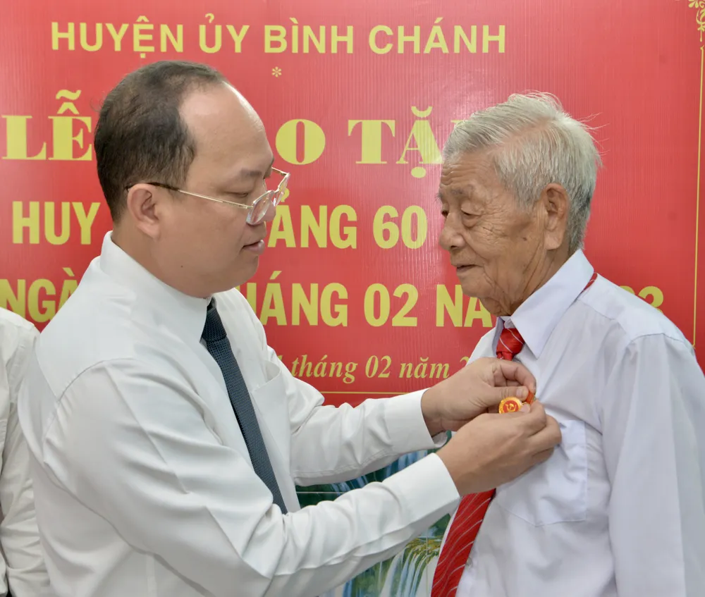 Phó Bí thư Thành ủy TPHCM Nguyễn Hồ Hải trao tặng Huy hiệu 75 năm tuổi Đảng cho đồng chí Nguyễn Thanh Ca. Ảnh: CAO THĂNG