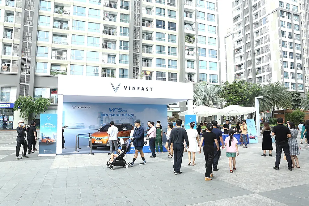 Mẫu eSUV hạng A VF 5 Plus thu hút sự quan tâm đông đảo của giới trẻ TPHCM