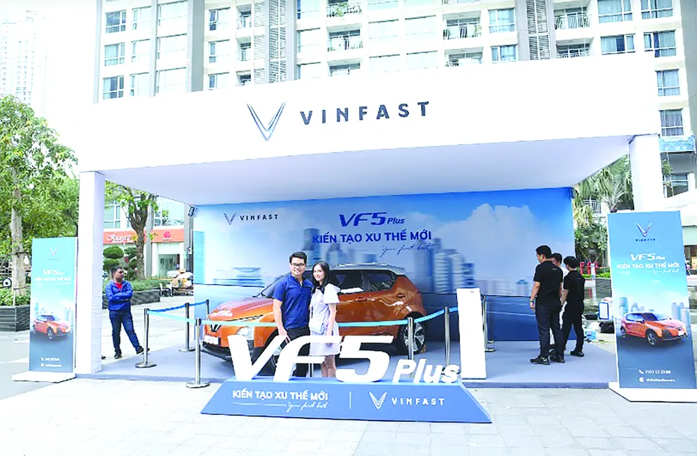 Anh Đinh Trần Thái Sơn cùng vợ đến xem VF 5 Plus từ rất sớm để ngắm chiếc xe tương lai của gia đình Anh Đinh Trần Thái Sơn cùng vợ đến xem VF 5 Plus từ rất sớm để ngắm chiếc xe tương lai của gia đình