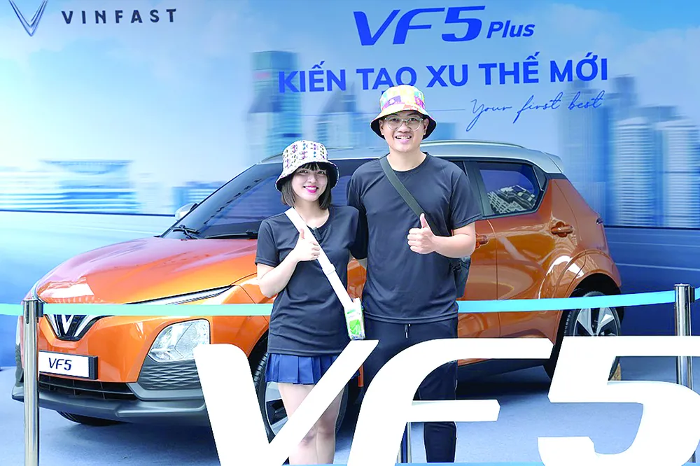 Anh Đặng Trọng Nghĩa và bạn gái đã quyết định chọn VF 5 Plus chỉ đơn giản vì muốn bảo vệ môi trường Anh Đặng Trọng Nghĩa và bạn gái đã quyết định chọn VF 5 Plus chỉ đơn giản vì muốn bảo vệ môi trường