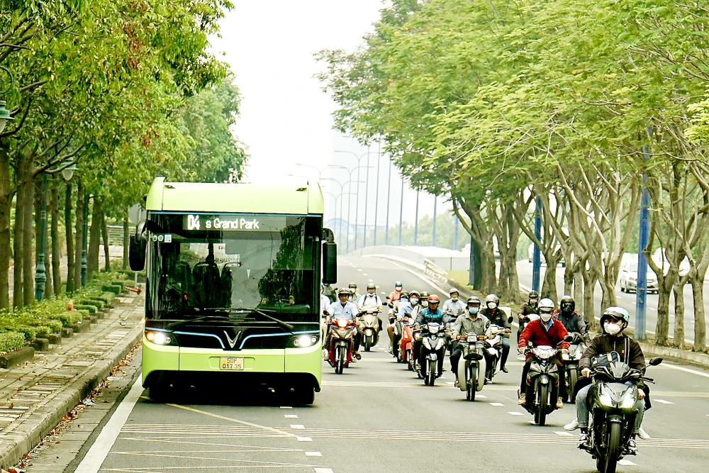 Xe buýt lưu thông trên đường Mai Chí Thọ, TP thủ Đức, TPHCM. Ảnh: HOÀNG HÙNG