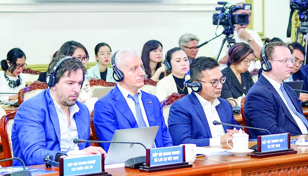 Các đại biểu tham dự tọa đàm. Ảnh: HOÀNG HÙNG Các đại biểu tham dự tọa đàm. Ảnh: HOÀNG HÙNG