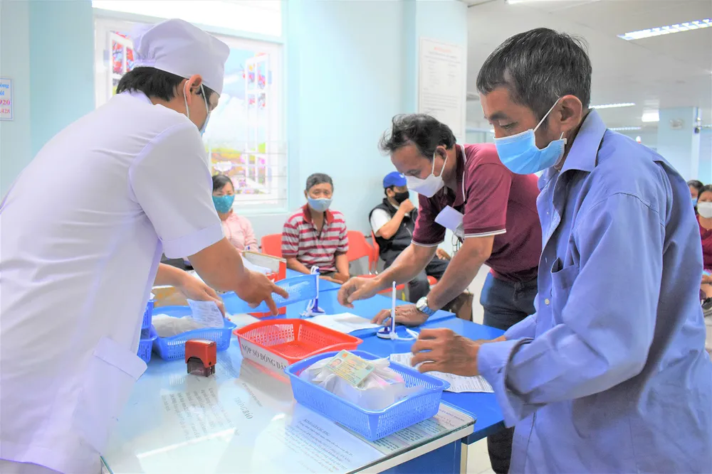 Người bệnh lấy thuốc BHYT tại Bệnh viện Quận Bình Thạnh, TPHCM Người bệnh lấy thuốc BHYT tại Bệnh viện Quận Bình Thạnh, TPHCM