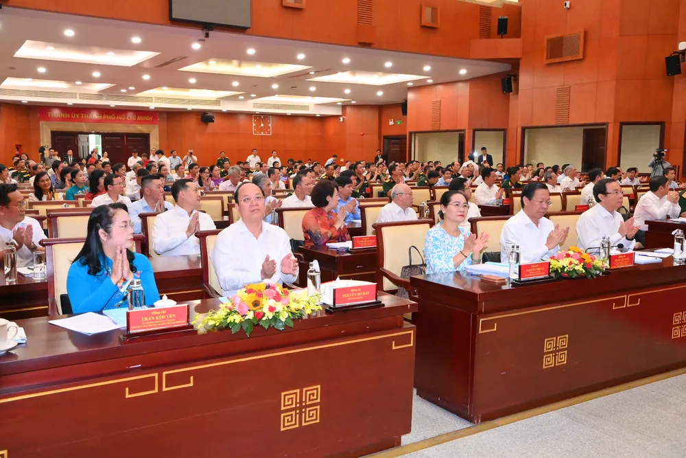 Bí thư Thành ủy TPHCM Nguyễn Văn Nên cùng các đồng chí lãnh đạo TPHCM. Ảnh: VIỆT DŨNG Bí thư Thành ủy TPHCM Nguyễn Văn Nên cùng các đồng chí lãnh đạo TPHCM. Ảnh: VIỆT DŨNG