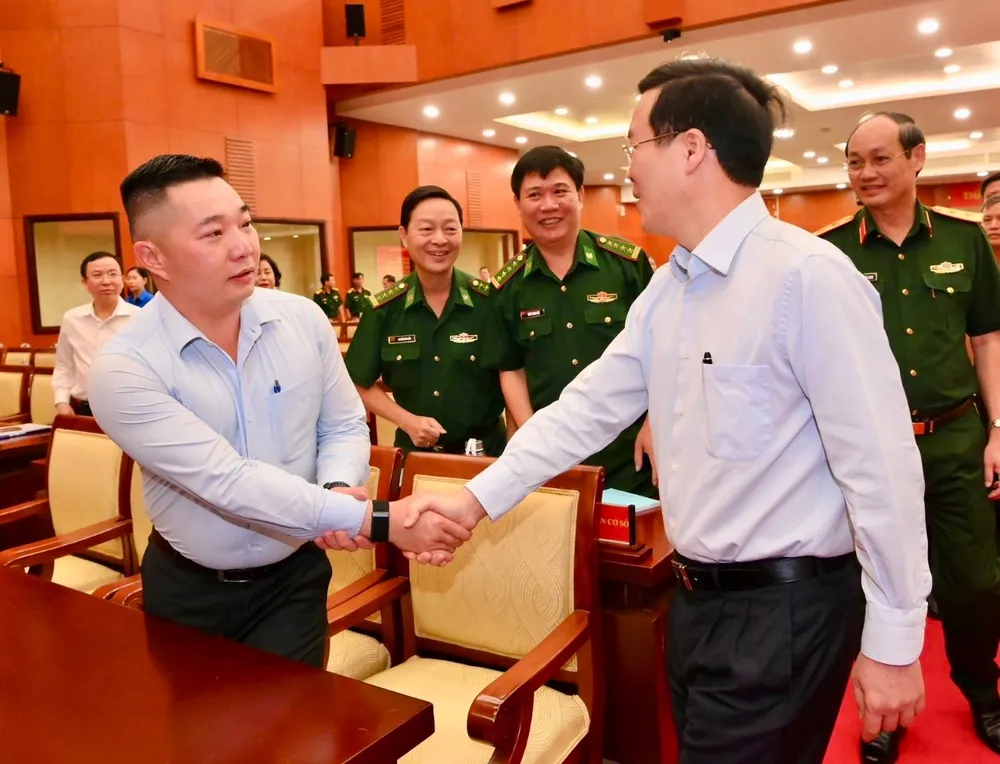 Chủ tịch nước Võ Văn Thưởng trao đổi với các đại biểu dự hội nghị. Ảnh: VIỆT DŨNG Chủ tịch nước Võ Văn Thưởng trao đổi với các đại biểu dự hội nghị. Ảnh: VIỆT DŨNG