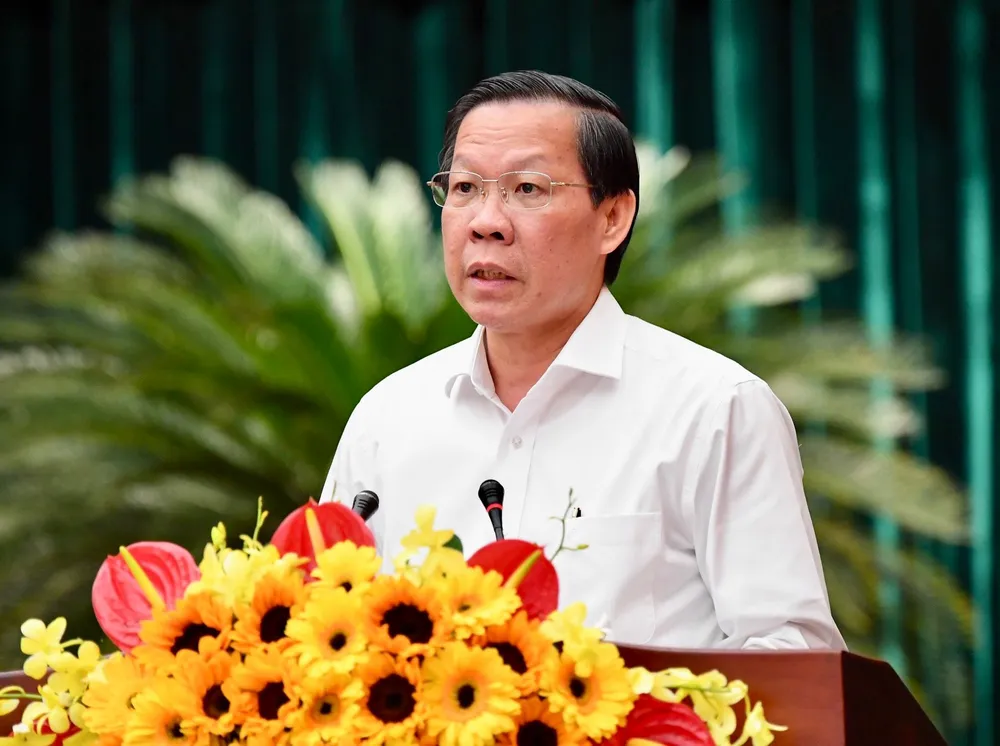 Chủ tịch UBND TPHCM Phan Văn Mãi điều hành hội nghị. Ảnh: VIỆT DŨNG Chủ tịch UBND TPHCM Phan Văn Mãi điều hành hội nghị. Ảnh: VIỆT DŨNG