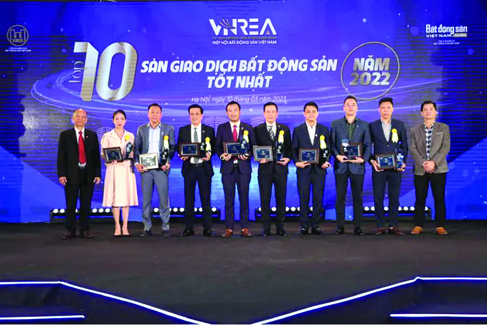 TS. Nguyễn Văn Đính - Phó Chủ tịch Hiệp hội Bất động sản Việt Nam, Chủ tịch Hội Môi giới Bất động sản Việt Nam - và TS. Nguyễn Minh Phong - chuyên gia kinh tế - trao cúp và chứng nhận cho “Top 10 sàn giao dịch bất động sản tốt nhất năm 2022”