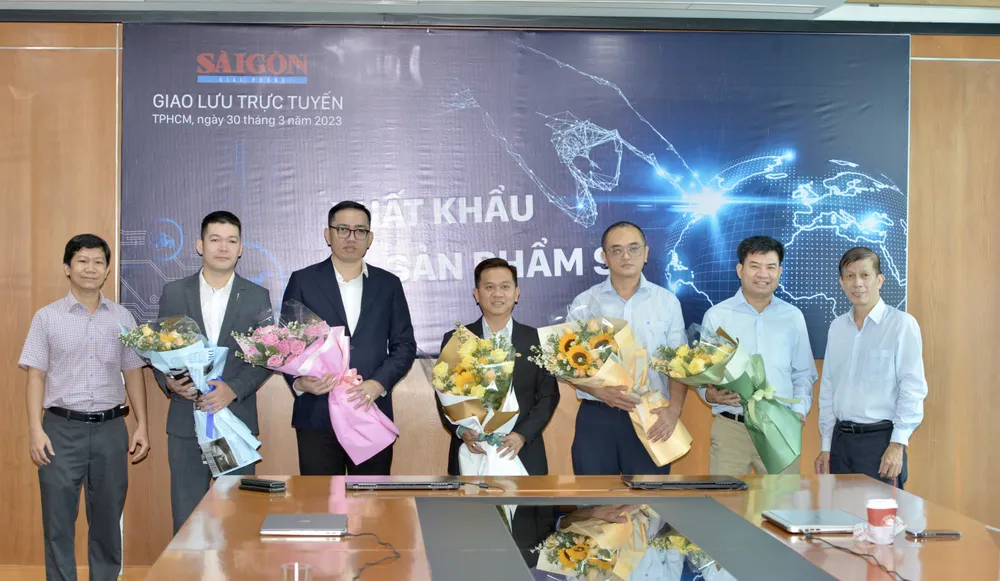 Phó Tổng Biên tập Nguyễn Khắc Văn (bìa phải) tặng hoa cảm ơn các khách mời tham gia buổi giao lưu trực tuyến sáng 30-3. Ảnh: CAO THĂNG Phó Tổng Biên tập Nguyễn Khắc Văn (bìa phải) tặng hoa cảm ơn các khách mời tham gia buổi giao lưu trực tuyến sáng 30-3. Ảnh: CAO THĂNG