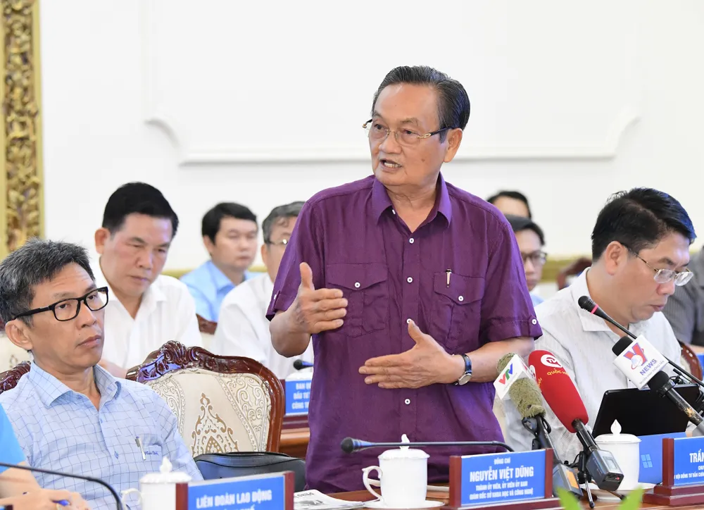 TS Trần Du Lịch phân tích nguyên nhân và đưa ra nhiều giải pháp để thúc đẩy kinh tế phát triển. Ảnh: VIỆT DŨNG