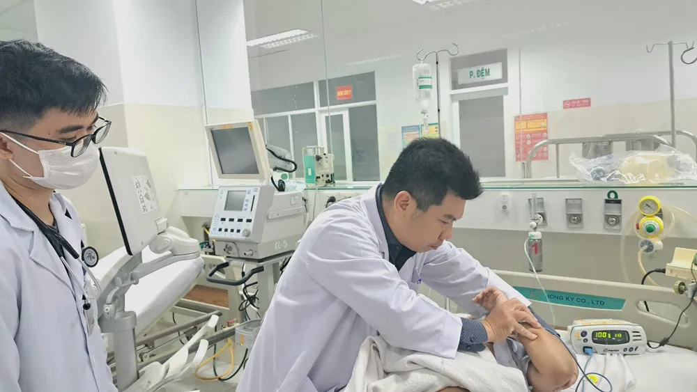 Các bác sĩ của Bệnh viện Nhi đồng 2 đang tầm soát cho một học sinh lớp 7 bị cây ngã đè sáng 3-4