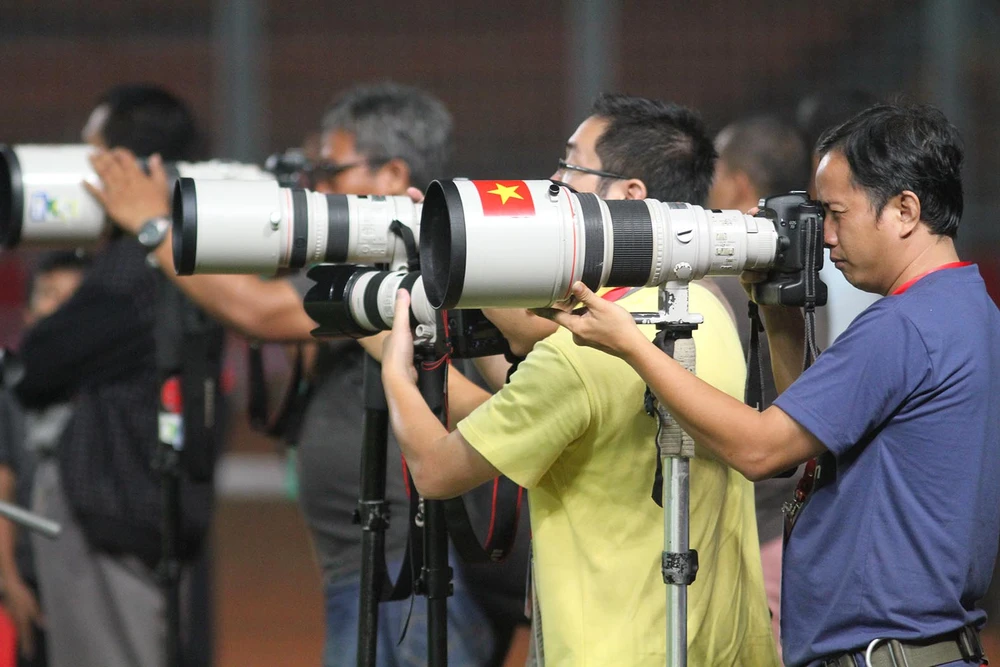 Các phóng viên tác nghiệp tại một kỳ SEA Games ở Indonesia. Ảnh: PHƯƠNG NGHI